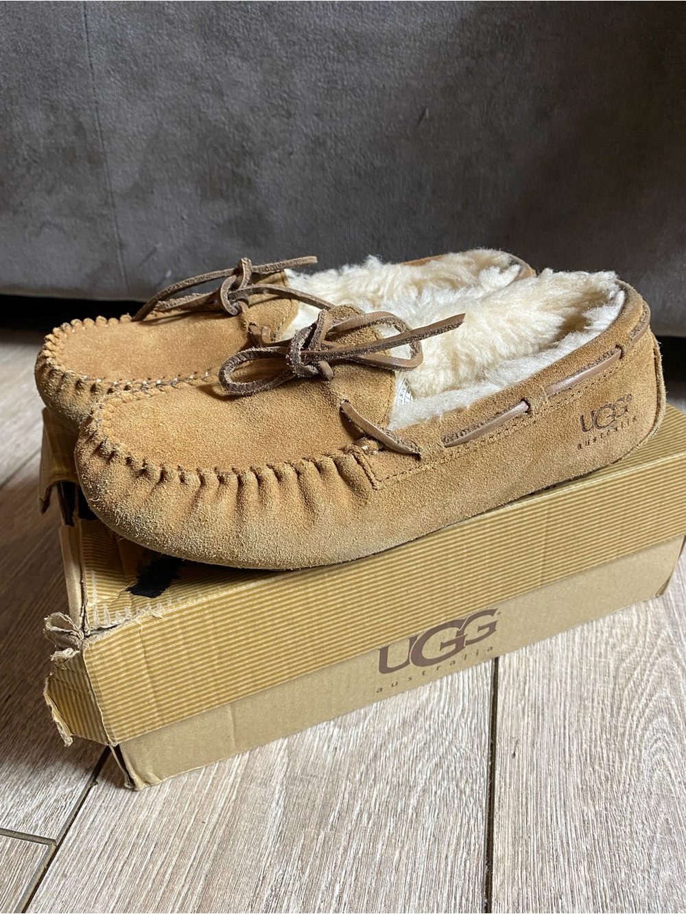 UGG Kids Dakota Moccasin Slippers Chestnut Brown Suede Shearling Lined Size 3